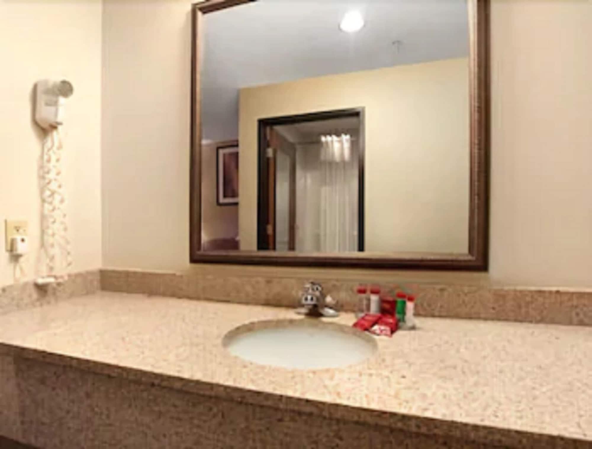 Ramada By Wyndham Elizabethtown Hotel Стая снимка