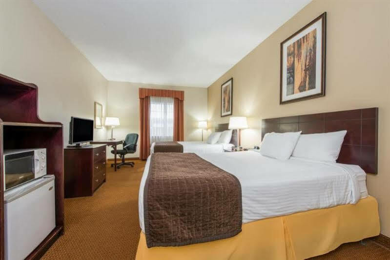 Ramada By Wyndham Elizabethtown Hotel Екстериор снимка